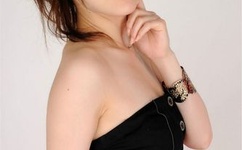 一米五小女生抱着干